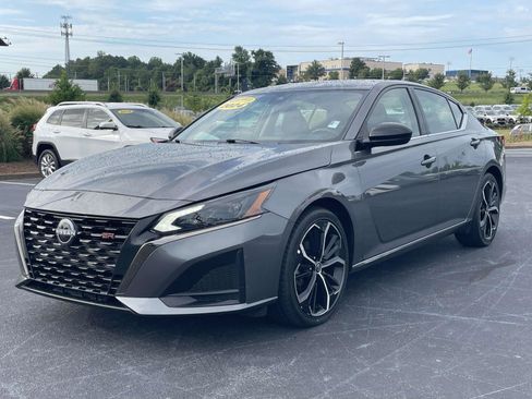 Used 2024 Nissan Altima 2.5 SR FWD image 3