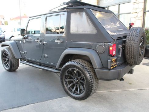 Used 2017 Jeep Wrangler Unlimited Rubicon w/ Connectivity Group AWD/4WD image 34