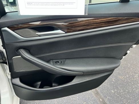 Used 2023 BMW 530e xDrive 530e iPerformance image 26