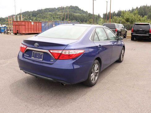 Used 2015 Toyota Camry SE w/ Moonroof Package FWD image 5