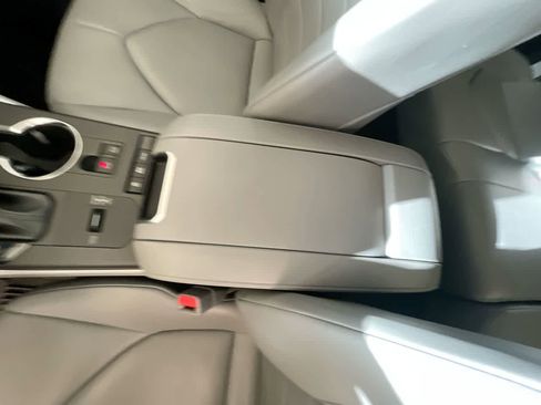 Used 2021 Toyota Highlander XLE AWD/4WD image 21