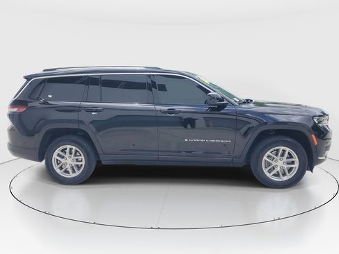 Used 2024 Jeep Grand Cherokee L Laredo image 2