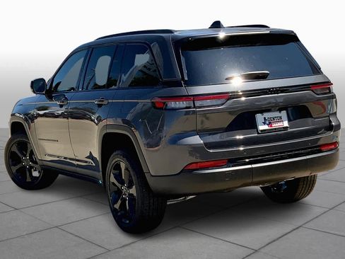 Used 2024 Jeep Grand Cherokee Altitude RWD image 12
