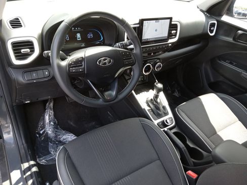 Used 2024 Hyundai Venue Limited FWD image 12