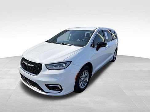 Used 2024 Chrysler Pacifica Touring-L FWD image 4
