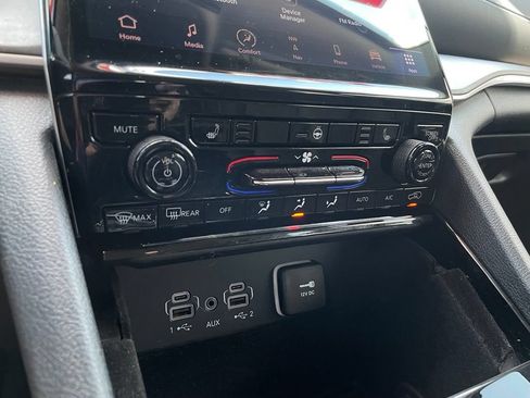 Used 2023 Jeep Grand Cherokee L Limited w/ Black Appearance Package AWD/4WD image 18