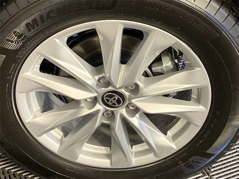 Used 2025 Toyota Corolla Cross LE image 27