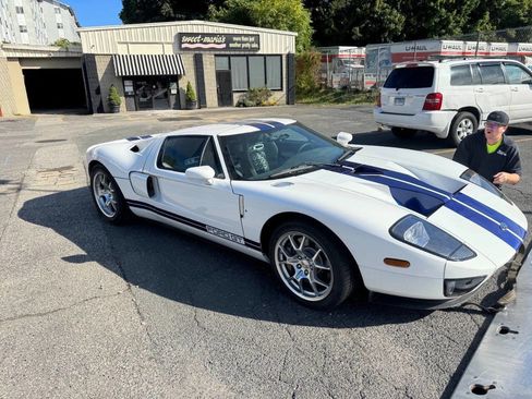 Used 2005 Ford GT RWD image 3