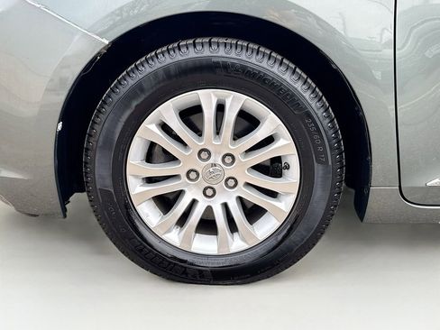 Used 2014 Toyota Sienna XLE image 42