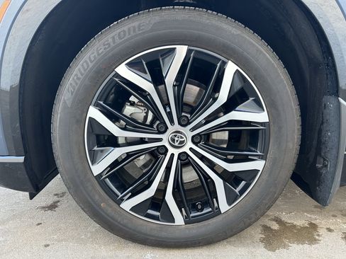 Certified 2025 Toyota Crown Signia image 12