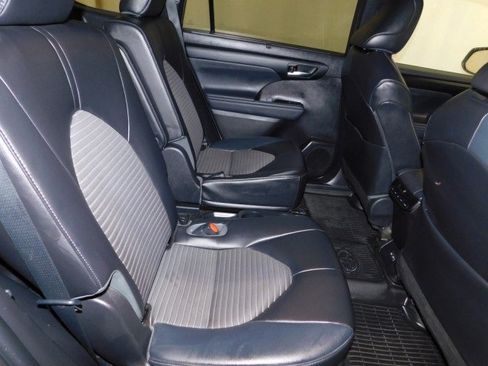 Used 2023 Toyota Highlander XSE image 19