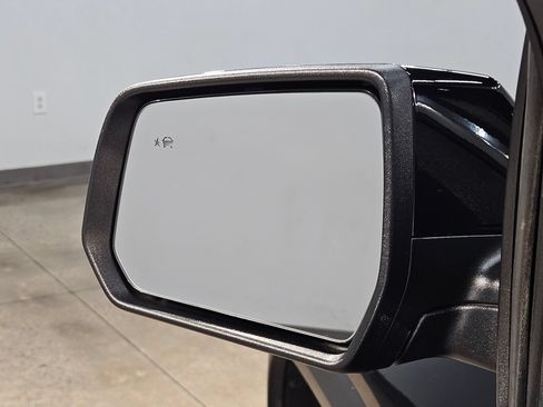 Used 2023 GMC Acadia SLT FWD image 22