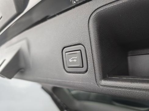 Used 2024 GMC Terrain SLT image 50