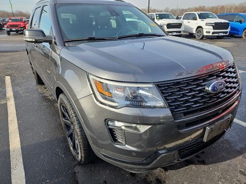 Used 2018 Ford Explorer Sport image 3