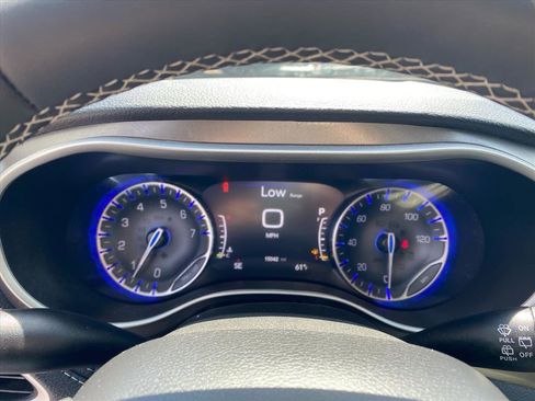 Used 2024 Chrysler Pacifica Touring-L AWD/4WD image 18