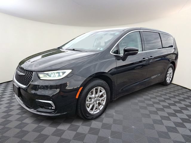 Used 2023 Chrysler Pacifica Touring-L FWD image 3