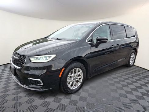 Used 2023 Chrysler Pacifica Touring-L FWD image 3