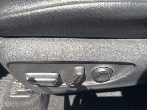 Used 2021 Toyota Highlander XLE FWD image 19