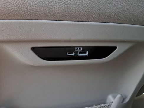 Used 2021 Chrysler Pacifica Touring-L FWD image 12