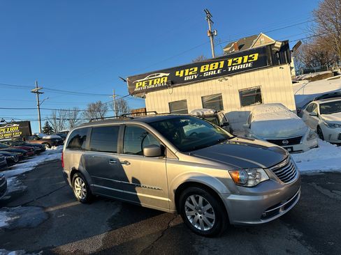 Used 2016 Chrysler Town & Country Touring w/ Driver Convenience Group image 4