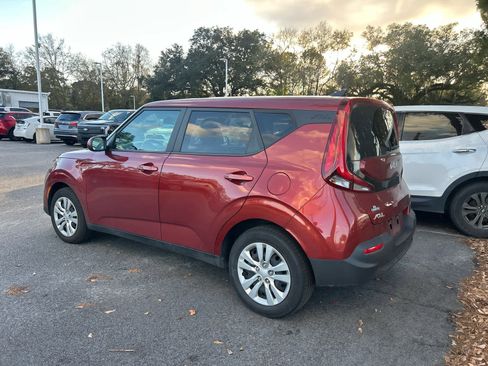 Used 2022 Kia Soul LX image 2