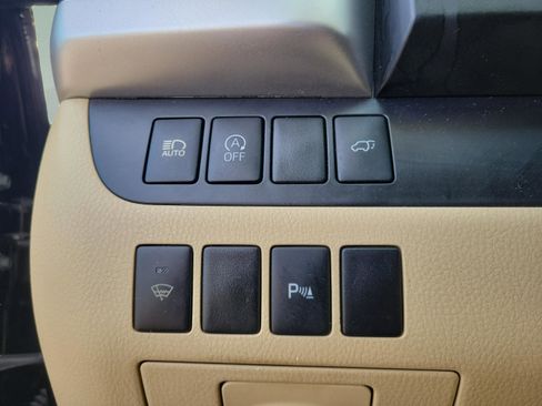 Used 2017 Toyota Highlander Limited w/ Carpet Mat Package image 25