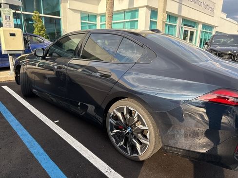 Used 2025 BMW 550e xDrive w/ Executive Package image 8