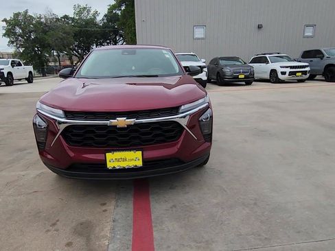 Certified 2025 Chevrolet Trax LS FWD image 3