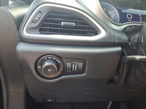 Used 2023 Chrysler Pacifica Touring FWD image 11