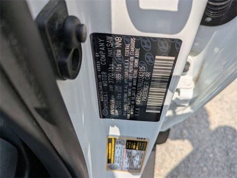 Used 2024 Hyundai Venue SEL image 24