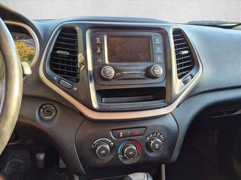 Used 2018 Jeep Cherokee Latitude w/ Altitude Package FWD image 9