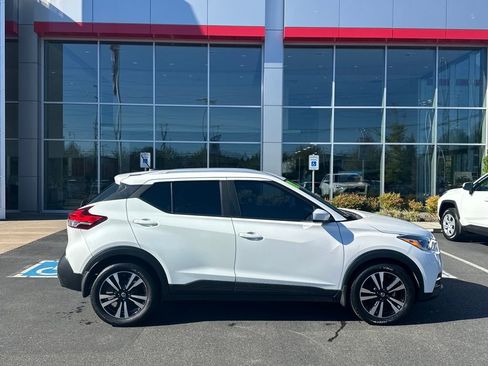 Used 2018 Nissan Kicks SV image 2