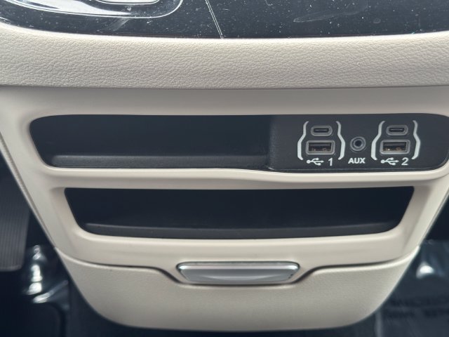 Certified 2024 Chrysler Pacifica Touring-L FWD image 37