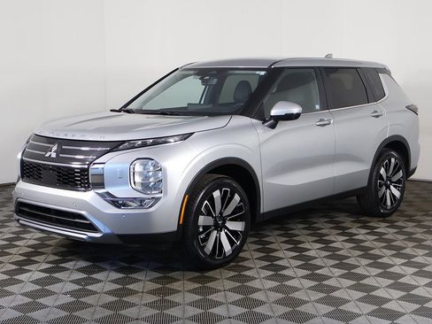 New 2025 Mitsubishi Outlander SE image 10