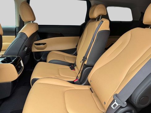 Used 2024 Kia Carnival EX FWD image 10