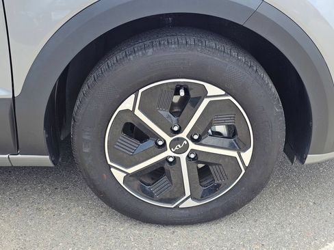 Used 2025 Kia Niro LX FWD image 7