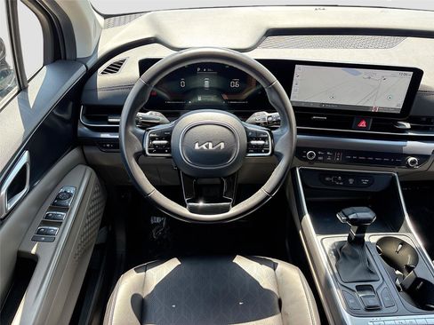 Used 2025 Kia Carnival FWD image 22