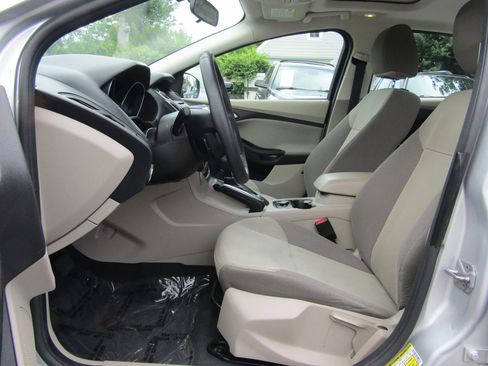Used 2013 Ford Focus SE w/ SE Winter Pkg FWD image 16