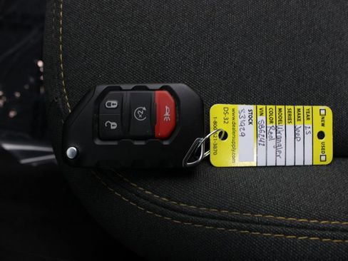 Used 2025 Jeep Wrangler Unlimited Sahara w/ Safety Group AWD/4WD image 7