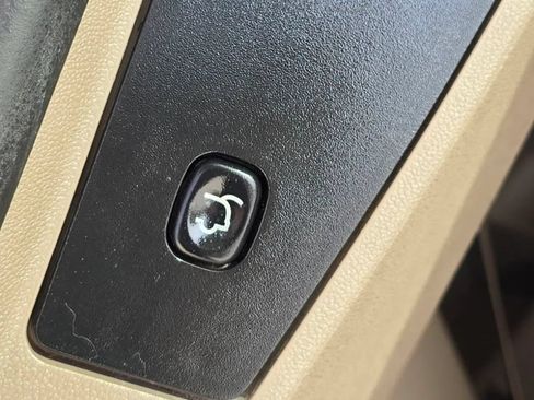 Used 2014 Chrysler Town & Country Touring-L w/ Driver Convenience Group FWD image 12