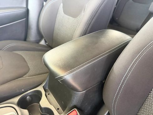 Used 2019 Jeep Cherokee Latitude w/ Popular Appearance Group FWD image 17