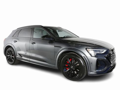 Used 2024 Audi Q8 e-tron Prestige image 13