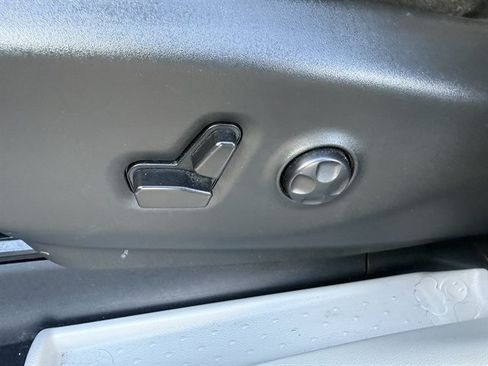 Used 2024 Chrysler Pacifica Touring-L FWD image 11