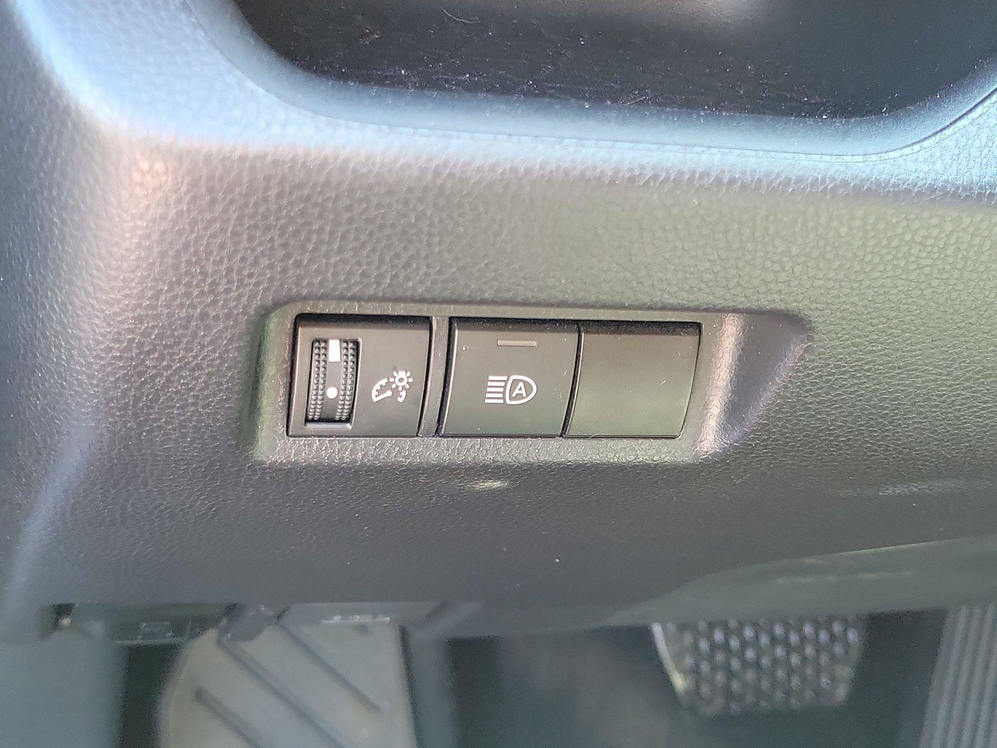 Used 2025 Toyota RAV4 XLE FWD image 10