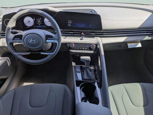 Used 2025 Hyundai Elantra SEL image 13