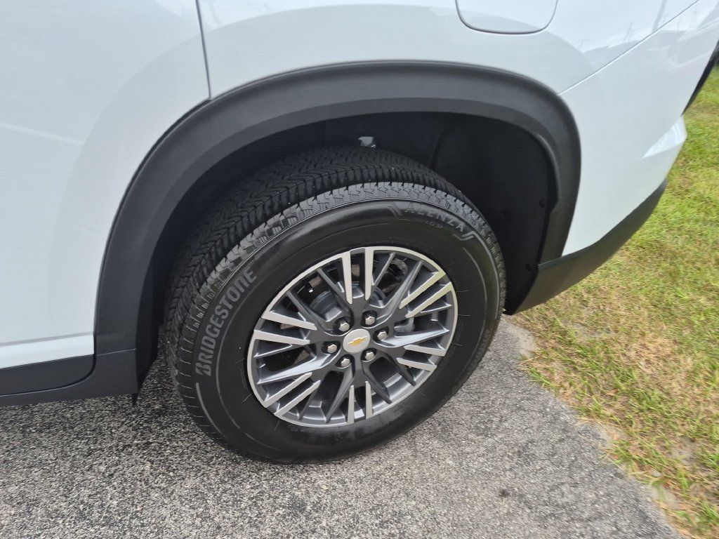 Used 2023 Chevrolet Traverse LS w/ Safety Package FWD image 5