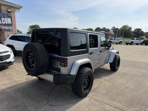 Used 2014 Jeep Wrangler Unlimited Sahara w/ Connectivity Group AWD/4WD image 8