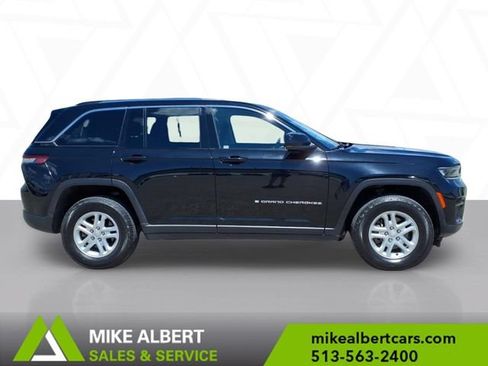 Used 2023 Jeep Grand Cherokee Laredo w/ Luxury Tech Group I AWD/4WD image 8