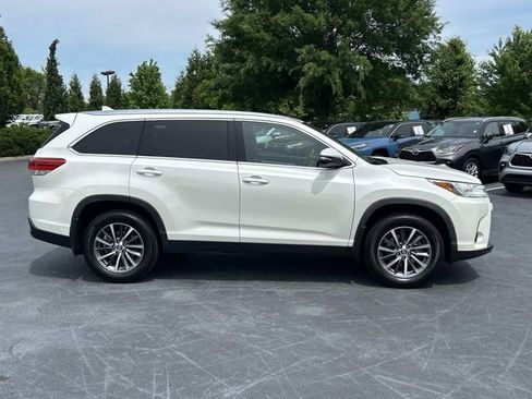 Used 2019 Toyota Highlander XLE AWD/4WD image 3