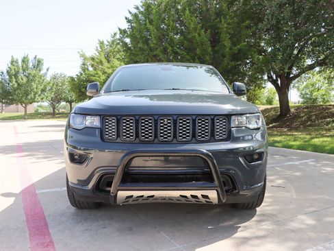 Used 2017 Jeep Grand Cherokee Altitude RWD image 2